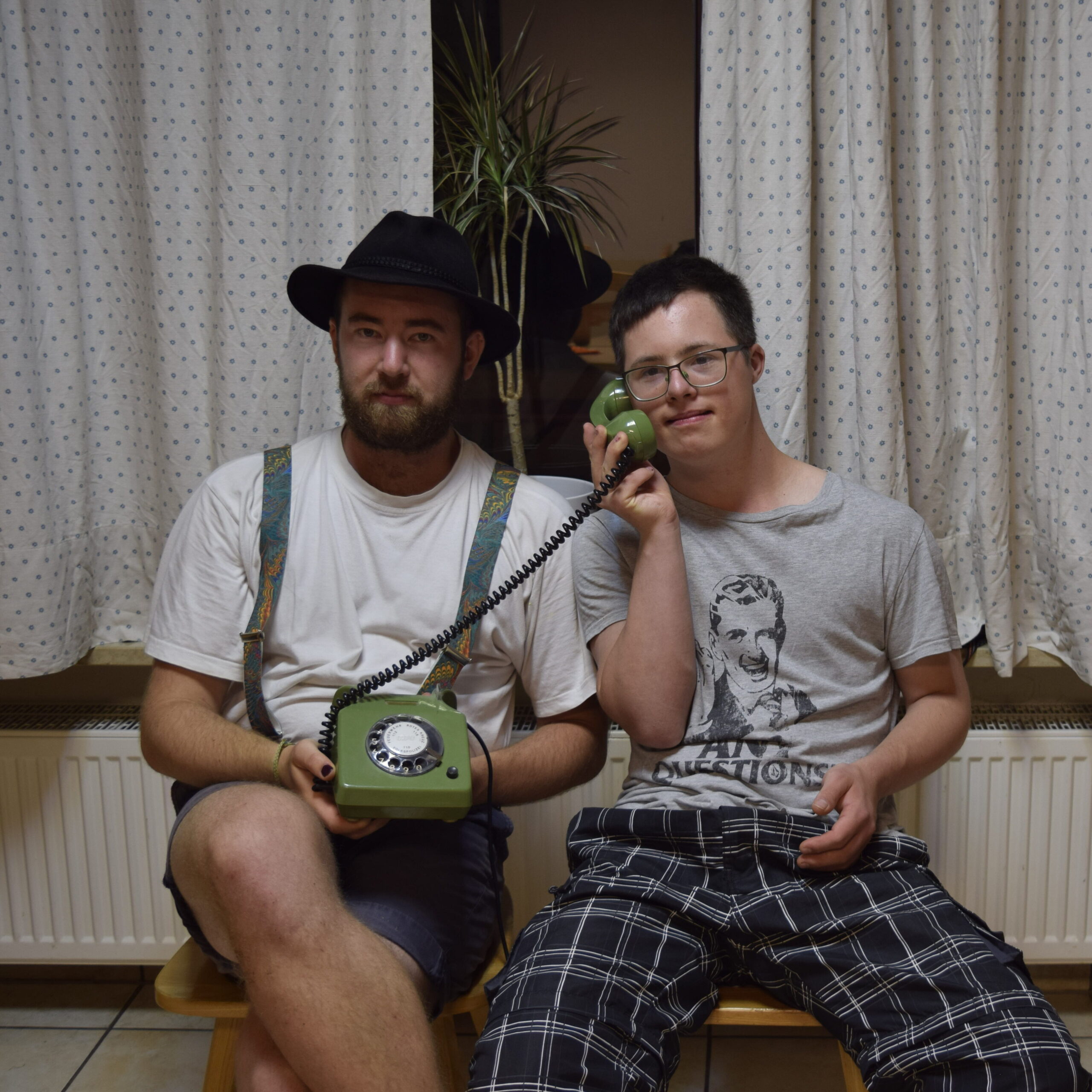 Benni und Maxi telefonieren.