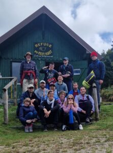 Die Freizeitgruppe vor einer Hütte